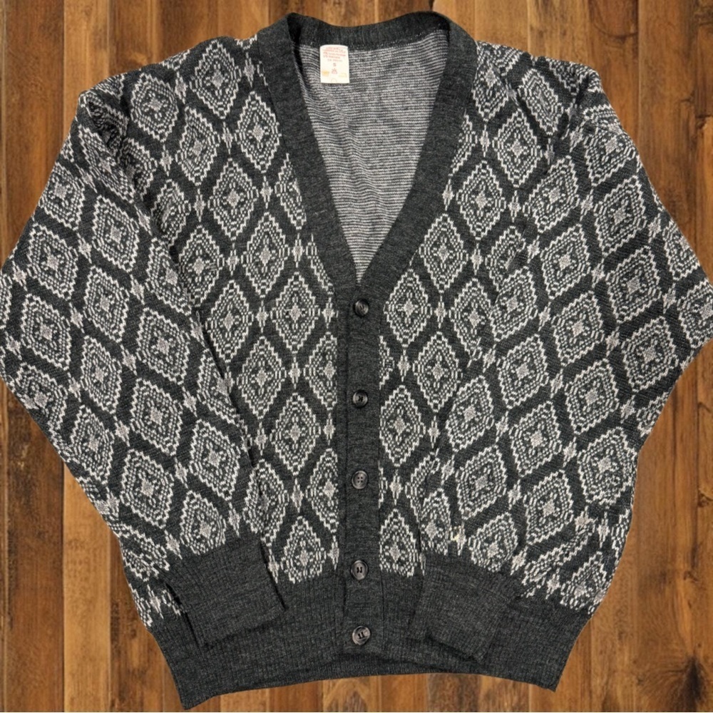 🧶 Vintage Italian Knit Cardigan – Geometric Pattern- S- Wool Blend